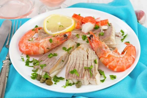 Estofado de pescado en el plato blanco —  Fotos de Stock