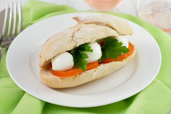 Bread with mozzarella, tomato and parsley — Stock Photo, Image