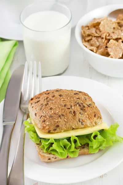 Bröd med ost och sallad — Stockfoto