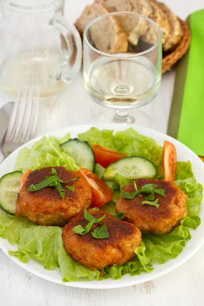 Almôndegas com molho e salada no prato — Fotografia de Stock