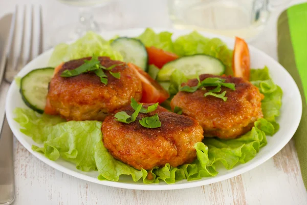 Almôndegas com molho e salada no prato — Fotografia de Stock