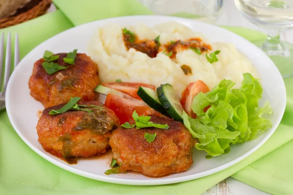 Boulettes de viande frites avec purée de pommes de terre — Photo