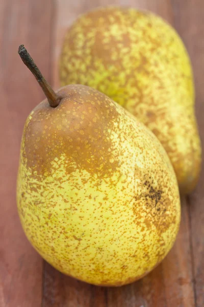 Fresh pears on the old table — Stock Photo, Image