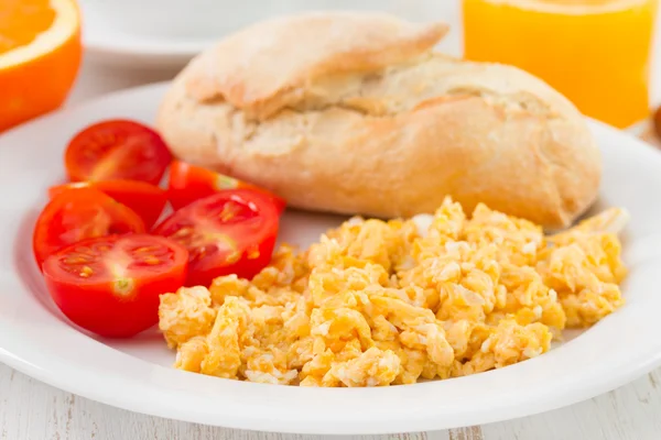 Ägg med tomat, bröd på plattan — Stockfoto