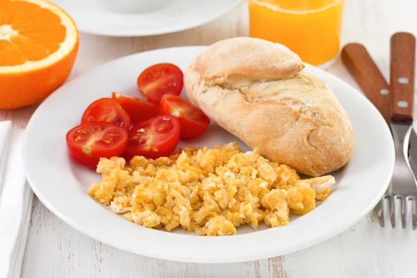 Ägg med tomat, bröd på plattan — Stockfoto