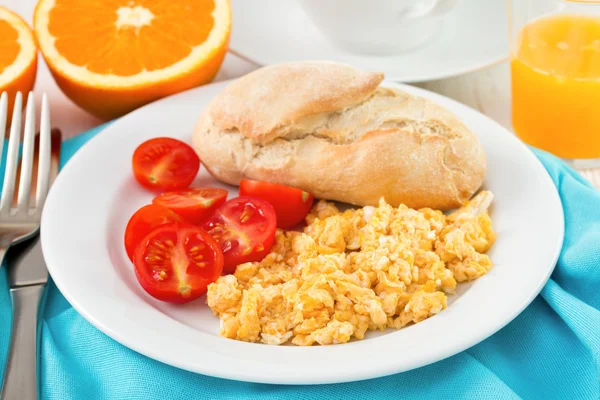Ägg med tomat, bröd på plattan — Stockfoto