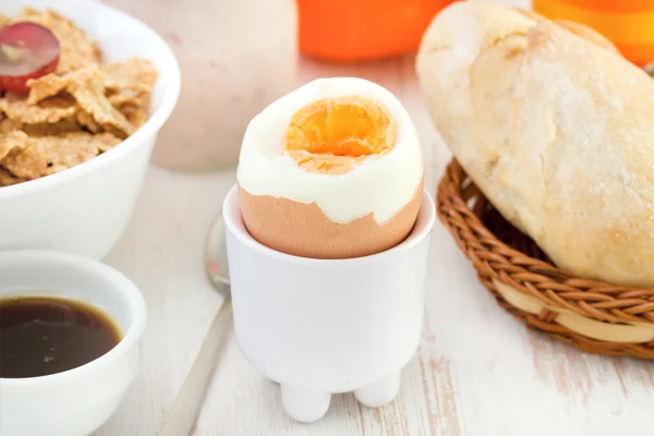 Tahıl, ekmek ve meyve suyu ile yumurta — Stok fotoğraf