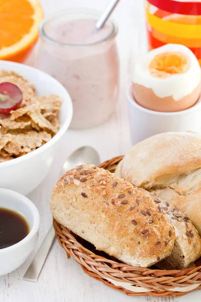 Ägg med spannmål, bröd och juice — Stockfoto