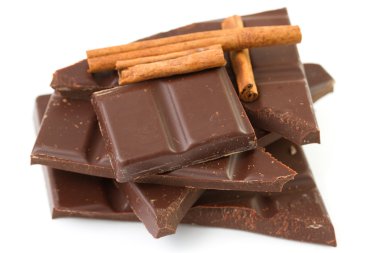 beyaz zemin üzerine tarçın ile koyu çikolata