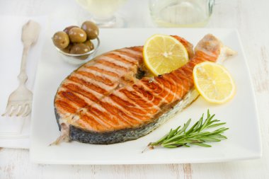 Somon ızgara sebzeler ve limon ile