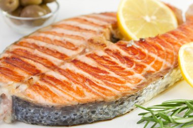 Somon ızgara sebzeler ve limon ile