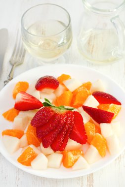 Beyaz tabakta meyve salatası