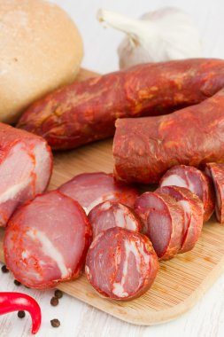 sosis ekmek, kırmızı biber ve zeytin