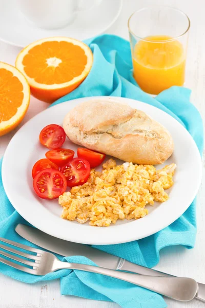 Eggs with bread, tomato and orange juice — Stock Photo, Image