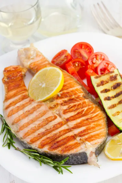 Salmon with grilled vegetables and lemon — Stock Photo, Image