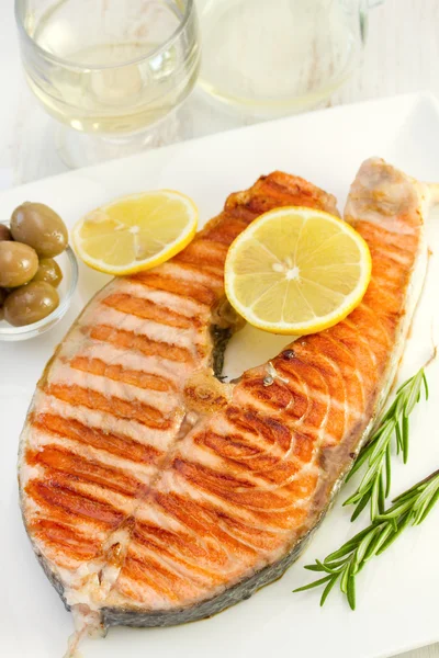 Salmón con verduras a la parrilla y limón —  Fotos de Stock