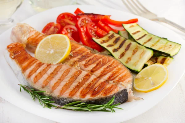 Salmon with grilled vegetables and lemon — Stock Photo, Image