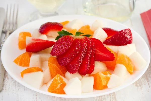 Ensalada de frutas en el plato blanco —  Fotos de Stock