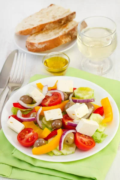 Sallad med oliver och ost på plattan — Stockfoto