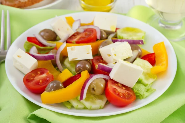 Salat mit Oliven und Käse auf dem Teller — Stockfoto