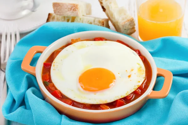 Sahanda yumurta domates ve biber ile — Stok fotoğraf