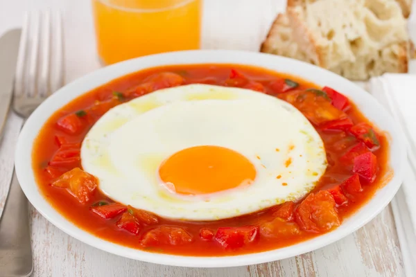 Sahanda yumurta domates ve biber ile — Stok fotoğraf