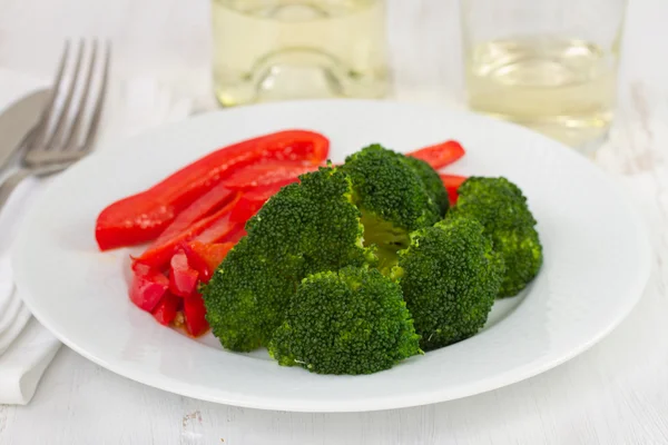 Légumes sur l'assiette sur fond blanc — Photo