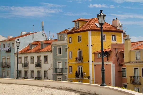 Lámpara con vista a las casas — Foto de Stock