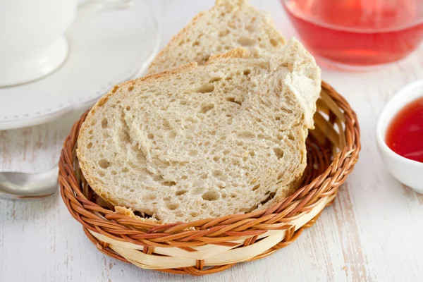 Pão com geléia, suco e chá — Fotografia de Stock