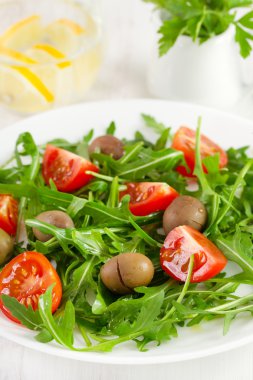 Yeşil Zeytin ve domates cherry ile rucola