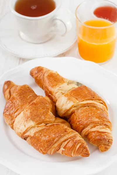 Croissant mit Tee, Saft und Marmelade — Stockfoto