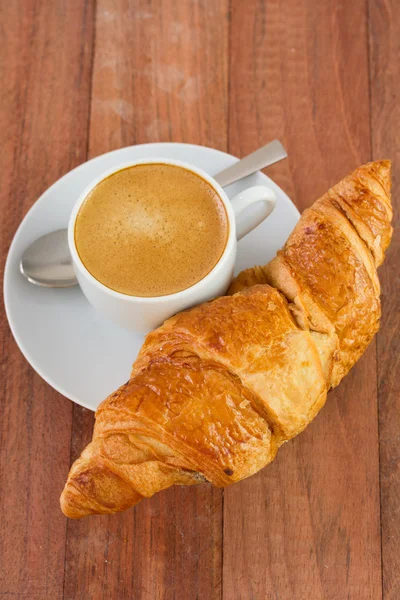 Croissant com xícara de café — Fotografia de Stock