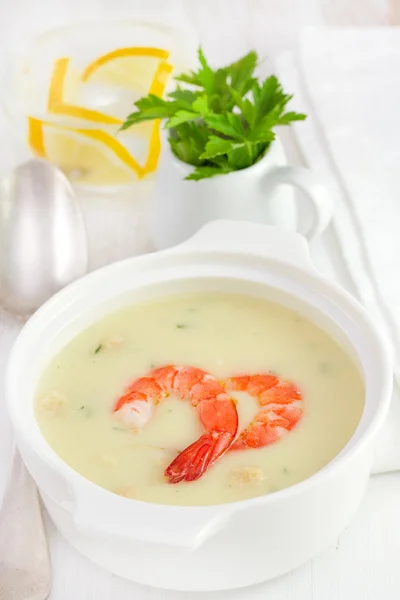 Sup dengan udang dalam mangkuk putih — Stok Foto
