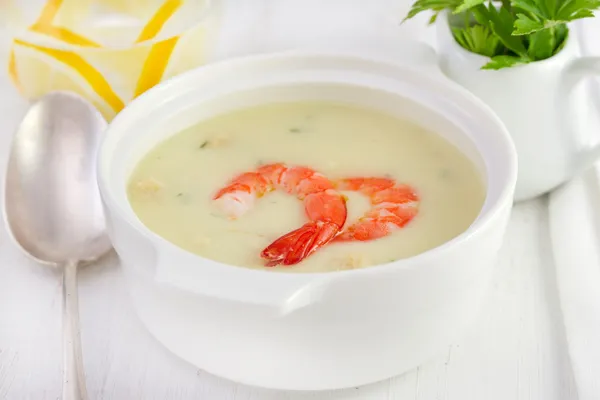 Sup dengan udang dalam mangkuk putih — Stok Foto