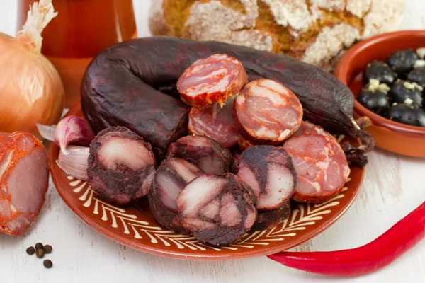 Saucisses fumées avec oignon, olives et pain — Photo