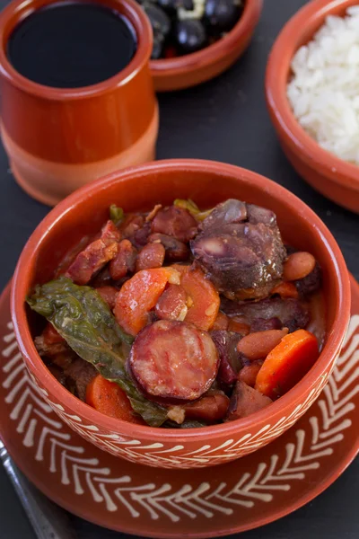 Guiso en tazón de cerámica con arroz y aceitunas — Foto de Stock