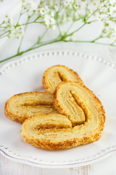 Biscuits dans l'assiette avec café — Photo