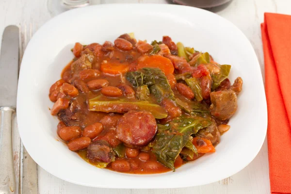 Mięso z kiełbasy i warzywa na białym talerzu — Zdjęcie stockowe