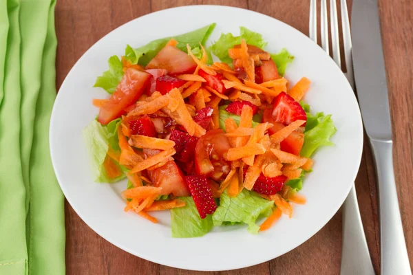 Salade avec fraise dans l'assiette avec serviette — Photo