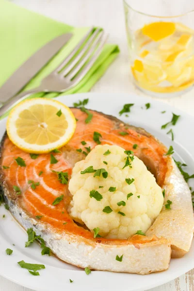 Fried salmon with boiled cauliflower and lemon — Stock Photo, Image