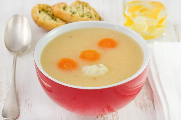 Sopa con coliflor y zanahoria en el bowl —  Fotos de Stock