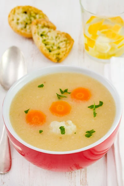 Zuppa con cavolfiore e carota nella ciotola — Foto Stock