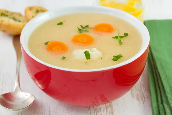 Sopa con coliflor y zanahoria en el bowl —  Fotos de Stock