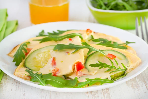 Tortilla con calabacín, pimienta y rúcula —  Fotos de Stock