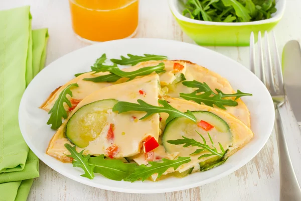 Omelet with zucchini, pepper and rucola — Stock Photo, Image