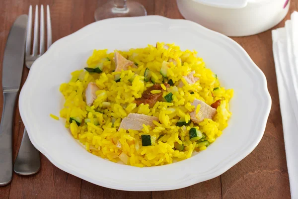Ryż z szafranem, wieprzowina i warzyw na talerzu — Zdjęcie stockowe
