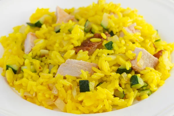 Ryż z szafranem, wieprzowina i warzyw na talerzu — Zdjęcie stockowe