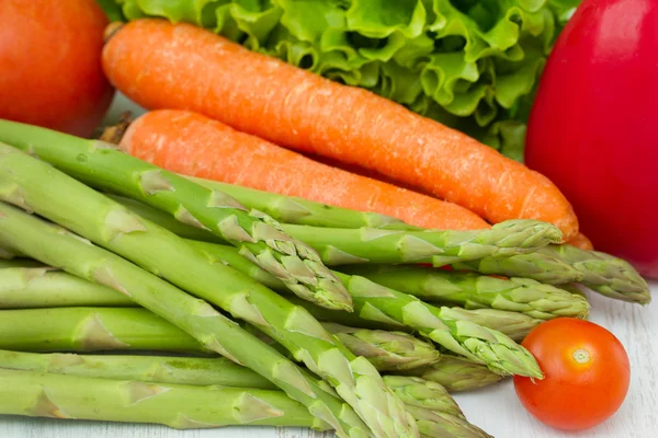 Verdure fresche sul vecchio tavolo — Foto Stock