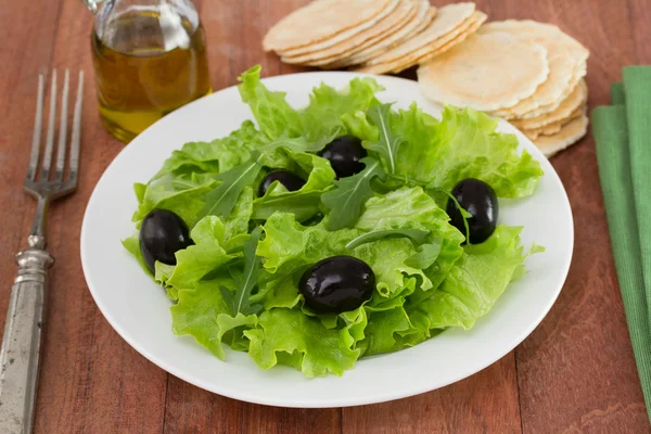 Sallad på vit platta — Stockfoto