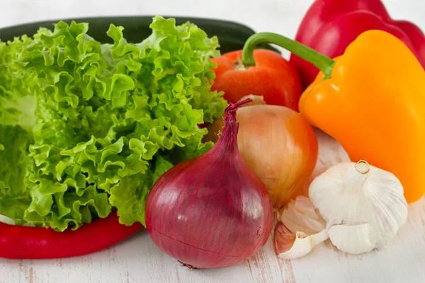 Grönsaker på den vita gamla tabellen — Stockfoto